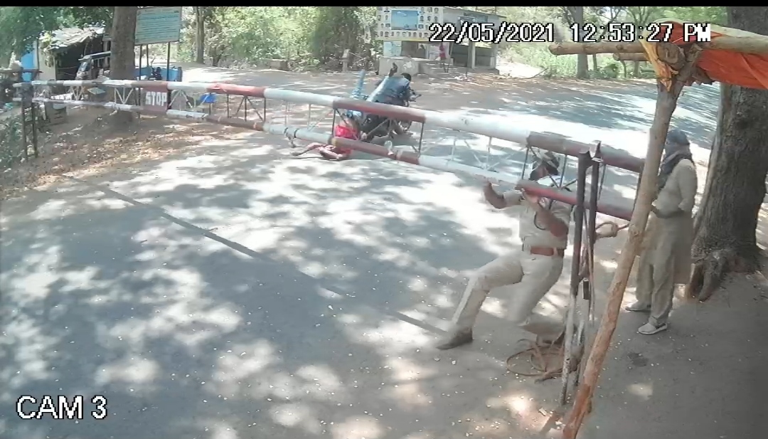 ಕುಡಿದ ಮತ್ತಿನಲ್ಲಿ ಬೈಕ್ ಚಲಾಯಿಸಿ ಹಿಂಬದಿ ಸವಾರನ ಜೀವ ತೆಗೆದ ಸವಾರ, ಚೆಕ್ ಪೋಸ್ಟ್ ಗೇಟ್ ಗೆ ಬೈಕ್ ಗುದ್ದಿದ ವೀಡಿಯೋ ವೈರಲ್