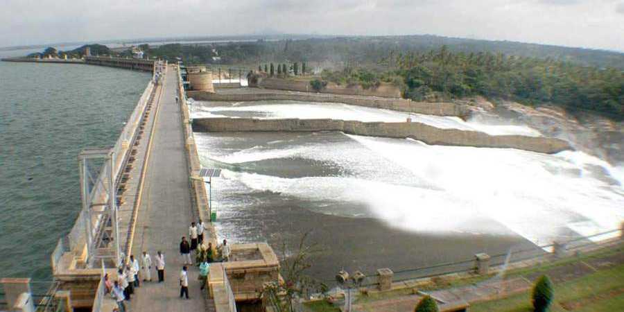 ಬಿರುಕು ಬಿಟ್ಟಿದೆ ಕೆ ಆರ್ ಎಸ್ | ತನಿಖೆಗೆ ಸ್ಥಳೀಯ ರಾಜಕಾರಣ ಅಡ್ಡಿ: ಸುಮಲತ