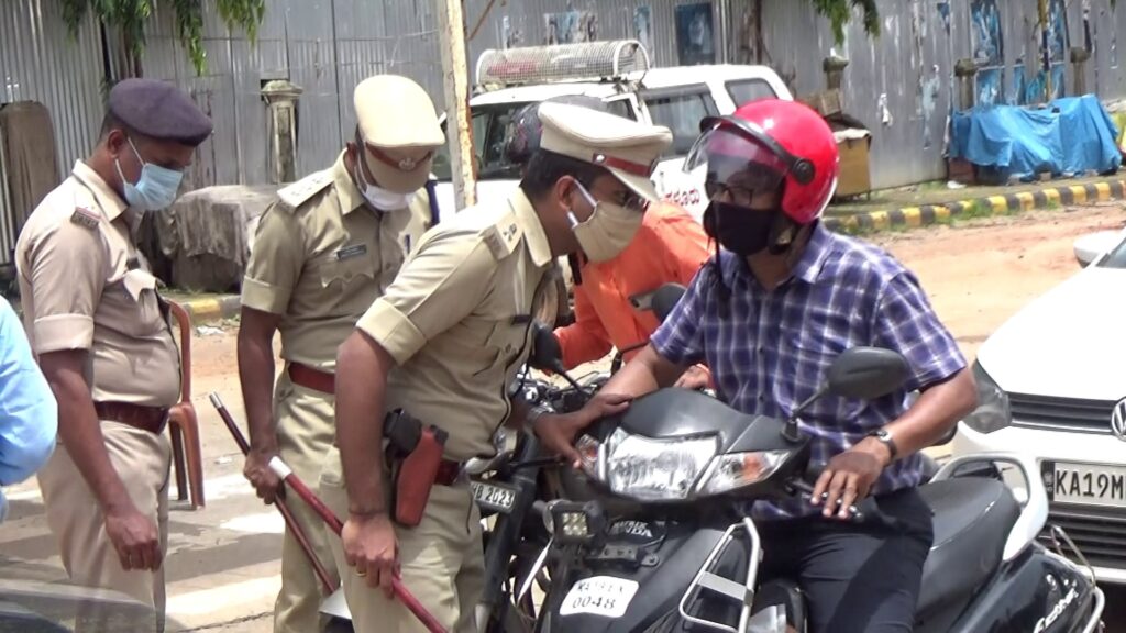 ಮಂಗಳೂರು : ದಿಢೀರ್  ಫೀಲ್ಡ್ ‘ಗಿಳಿದ ಕಮಿಷನರ್ | ನಿಷೇಧಿತ ಟಿಂಟ್‌ ಅಳವಡಿಸಿದವರಿಗೆ ಹಾಗೂ ಅನಗತ್ಯ ತಿರುಗಾಡಿದವರಿಗೆ ದಂಡ