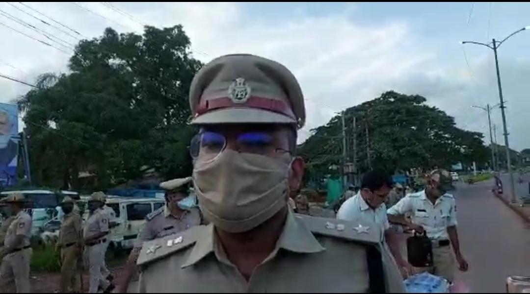 ದ.ಕ.ದಲ್ಲಿ ಕಟ್ಟುನಿಟ್ಟಿನ ವೀಕೆಂಡ್ ಕರ್ಫ್ಯೂ ಜಾರಿ : ವಾಹನಗಳನ್ನು ಸೀಝ್ ಮಾಡಲು ಪೊಲೀಸರಿಗೆ ಸಂಪೂರ್ಣ ಅಧಿಕಾರ -ಡಿಸಿಪಿ ಹರಿರಾಂ ಶಂಕರ್ ಹೇಳಿದ್ದೇನು? ಇಲ್ಲಿದೆ ವಿಡಿಯೋ