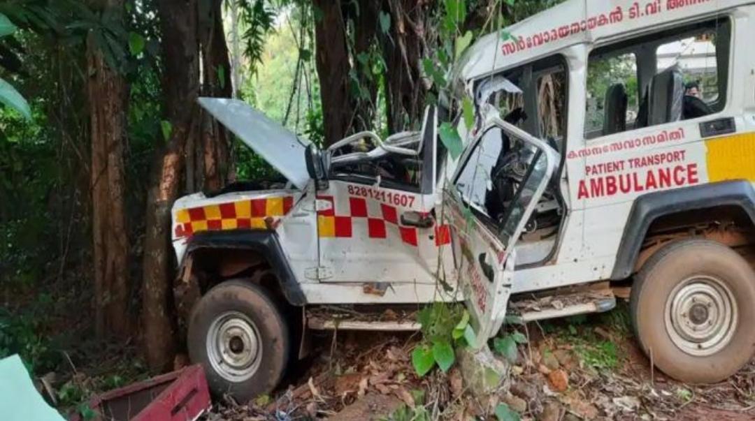ಮರಕ್ಕೆ ಢಿಕ್ಕಿ ಹೊಡೆದ ಆಂಬುಲೆನ್ಸ್ : ಮೂವರು ಸಾವು