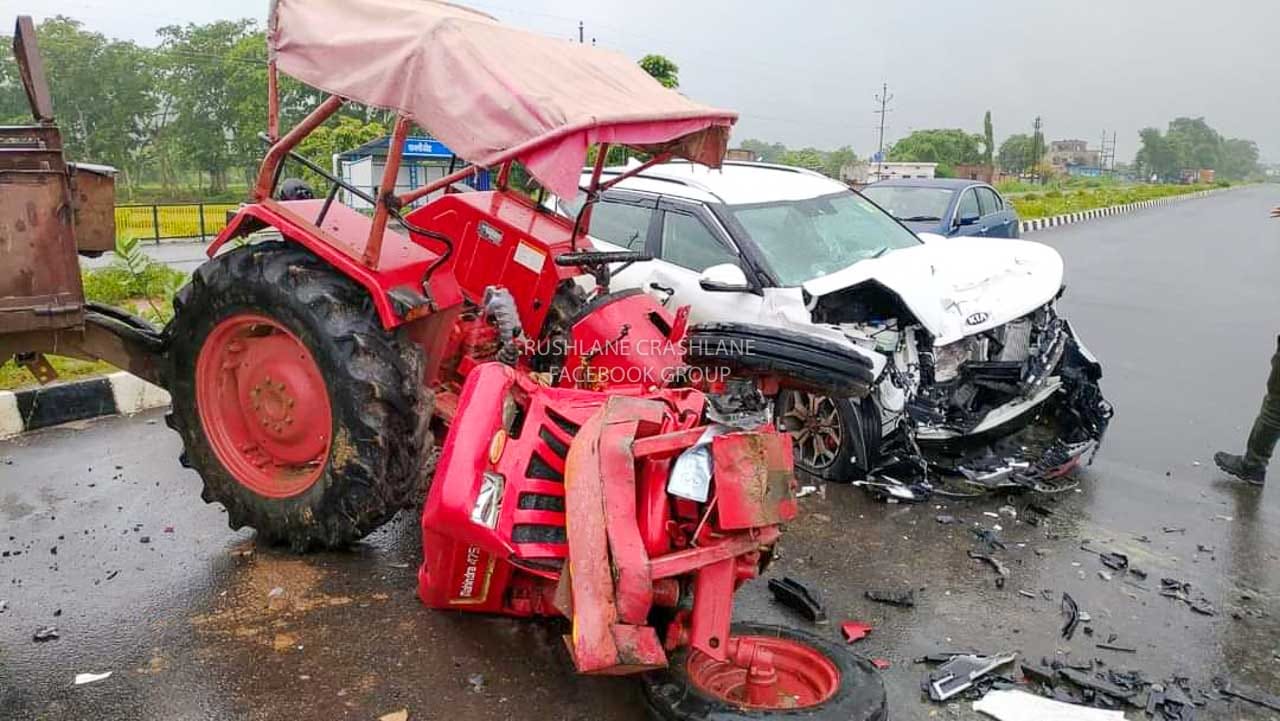 ಟ್ರ್ಯಾಕ್ಟರ್-ಕಾರು ಭೀಕರ ಅಪಘಾತ: ಒಂದೇ ಕುಟುಂಬದ 10 ಜನ ಸಾವು
