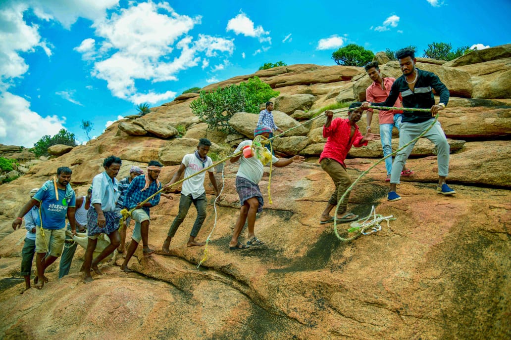 ಪ್ರಪಾತಕ್ಕೆ ಬಿದ್ದ ಹಸುಗಳನ್ನು ರಕ್ಷಿಸಿದ ಮುಸ್ಲಿಂ ಯುವಕರು