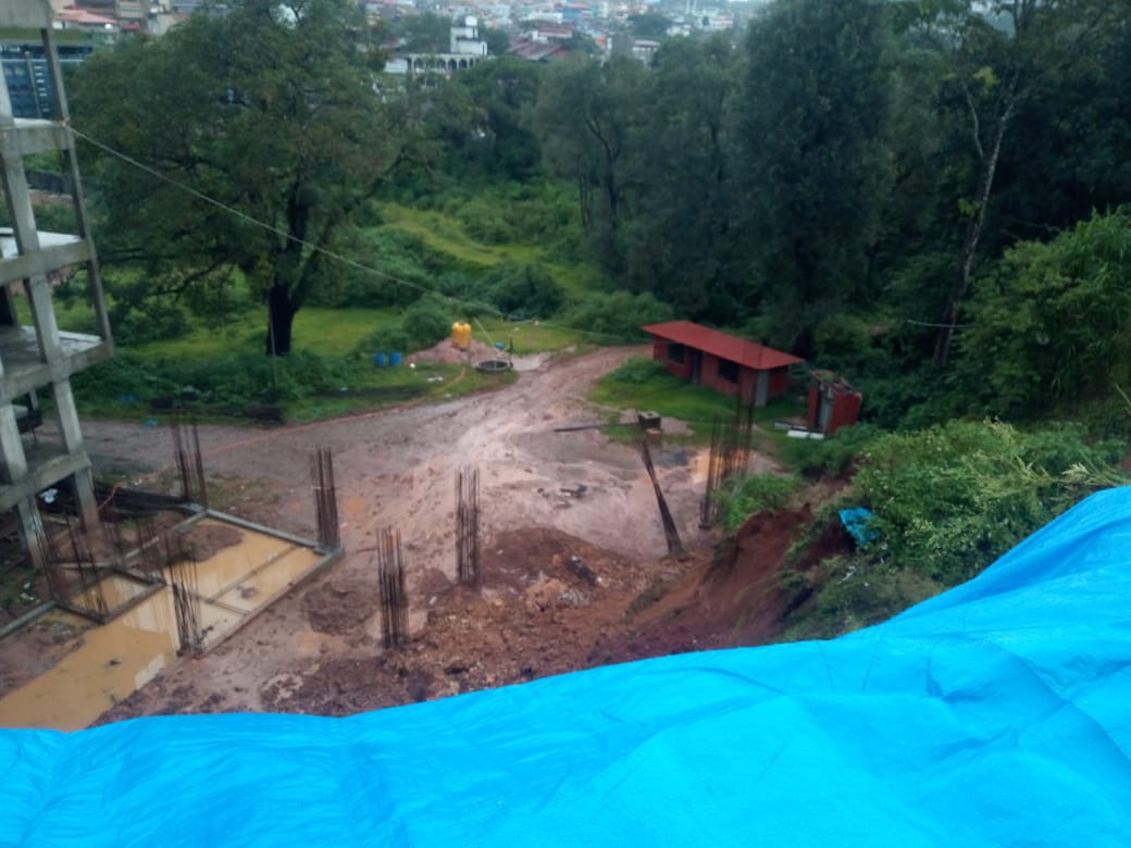 ಮಡಿಕೇರಿ: ಅಂಚೆ ಕಛೇರಿ ಬಳಿ ನಿರಂತರ ಭೂಕುಸಿತ | ಕಾಟಾಚಾರಕ್ಕೆ ನೋಟೀಸ್ ಕೊಟ್ಟಿದ್ದ ಅಧಿಕಾರಿಗಳು