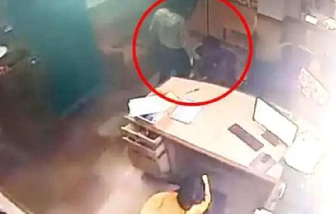 ಈ ಬ್ಯಾಂಕಲ್ಲಿ ಲೋನ್ ತಗೋಬೇಕಾದ್ರೆ ಬ್ಯಾಂಕ್ ಮ್ಯಾನೇಜರ್ ಗೆ ಲೈಂಗಿಕ ಸುಖ ನೀಡಬೇಕು…!