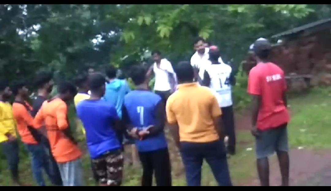 ಸುಳ್ಯ: ದೈವಸಾನಿಧ್ಯದ ಮೈದಾನದಲ್ಲಿ ಆಡುತ್ತಿದ್ದ ಅನ್ಯಧರ್ಮೀಯನ ಹೊರಗಟ್ಟಿದ ಕಮಿಟಿ ಪ್ರತಿನಿಧಿ | ಸಾಮರಸ್ಯದ ನಡುವೆ ಕೋಮು ಬೀಜ ಬಿತ್ತುವ ಕೆಲಸವೇಕೆ ಮಹಾಸ್ವಾಮಿ…?