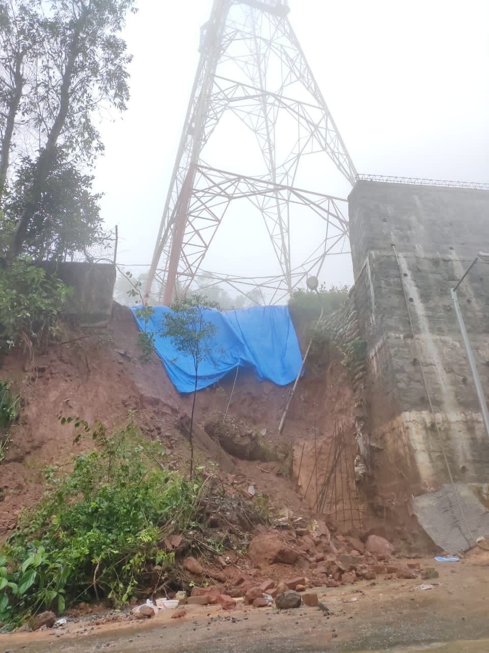 ಮಡಿಕೇರಿ: ಮುಂದುವರಿದ ವರುಣನ ಆರ್ಭಟ | ಆಕಾಶವಾಣಿ ಟವರ್ ತಡೆಗೋಡೆ ಕುಸಿತ