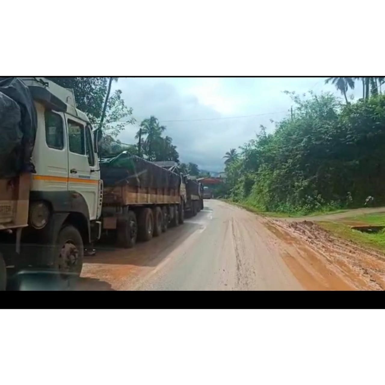 ಸಂಪಾಜೆ ಚೆಕ್ ಪೋಸ್ಟ್ ಬಳಿ ಸಾಲುಗಟ್ಟಿ ನಿಂತ ಲಾರಿಗಳು ದ.ಕ ಜಿಲ್ಲಾಡಳಿತದಿಂದ ಚಾಲಕರಿಗೆ ಮಾಹಿತಿ ಇಲ್ಲವೆ?