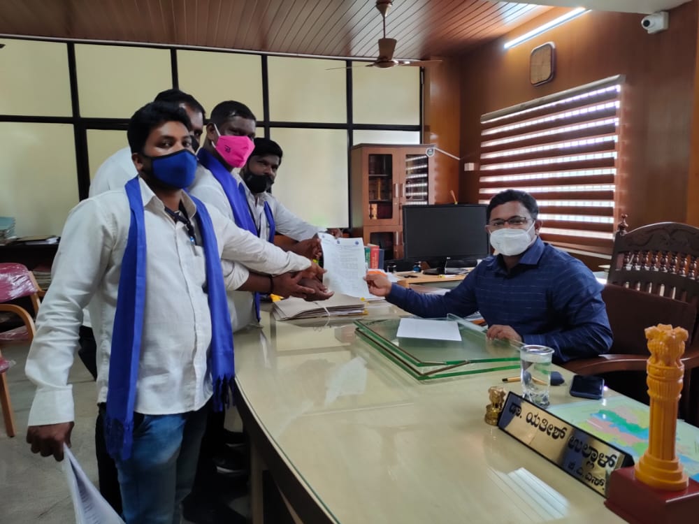 ದಲಿತ ಕುಟುಂಬದ ಮನೆ ನೆಲಸಮ| ನೊಂದ ಯಜಮಾನ ಆತ್ಮಹತ್ಯೆಗೆ ಯತ್ನ| ಅಂಬೇಡ್ಕರ್ ರಕ್ಷಣಾ ವೇದಿಕೆಯಿಂದ ಮಿನಿ ವಿಧಾನಸೌಧದೆದರು ಪ್ರತಿಭಟನೆ