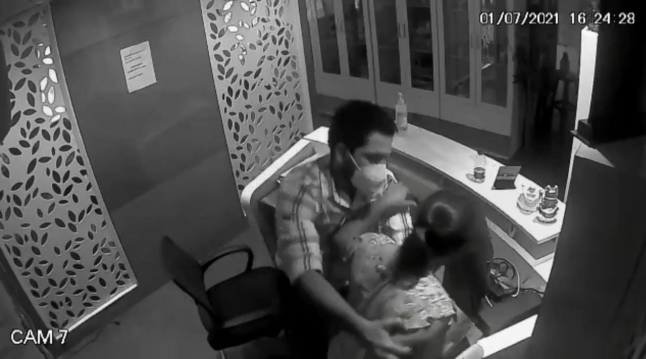 ಮಂಗಳೂರು: ಮಹಿಳೆಗೆ ಹಲ್ಲೆ ಮಾಡಿ ಹಣ ಎಗರಿಸಿದ ಪ್ರಕರಣ | ಪೊಲೀಸರಿಂದ ಸಿಸಿಟಿವಿ ದೃಶ್ಯ ಬಿಡುಗಡೆ