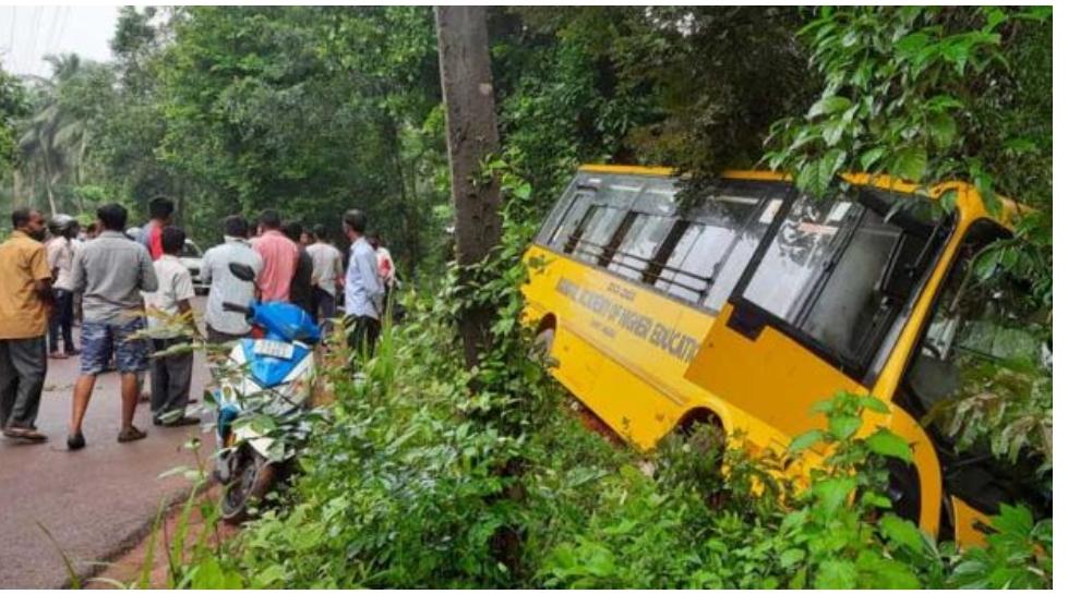 ಬಂಟ್ವಾಳ: ಕಾಲೇಜ್  ಬಸ್, ಬೈಕ್ ಅಪಘಾತ- ತಪ್ಪಿದ ಅನಾಹುತ