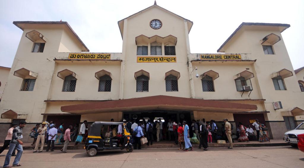 ಕೊರೊನಾ ನೆಗೆಟಿವ್ ವರದಿ ಇಲ್ಲದೆ ಮಂಗಳೂರು ರೈಲ್ವೆ ನಿಲ್ದಾಣಕ್ಕೆ ಬಂದಿಳಿದ ಪ್ರಯಾಣಿಕರು| 50 ಕ್ಕೂ ಹೆಚ್ಚು ಮಂದಿಗೆ ಕ್ವಾರಂಟೈನ್