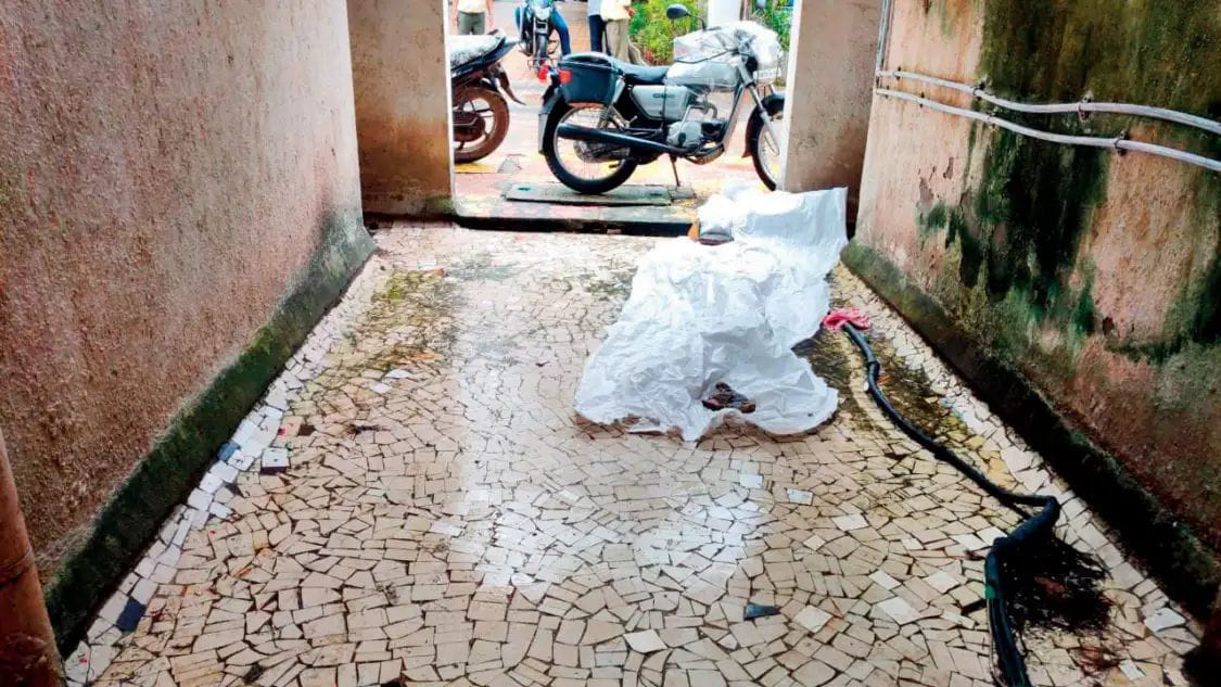 ಶೌಚಾಲಯದಲ್ಲಿ ಮಗುವಿಗೆ ಜನ್ಮನೀಡಿದ ಅಪ್ರಾಪ್ತೆ ತನ್ನ ಕೈಯಾರೆ ಕೊಂದಳು…!