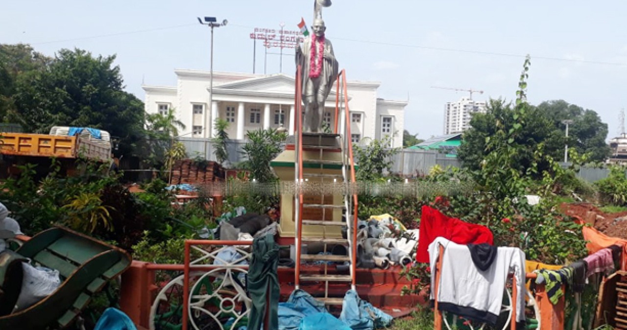 ದೇಶಾದ್ಯಂತ 75 ನೇ ಸ್ವಾತಂತ್ರ ಸಂಭ್ರಮ| ಆದರೆ ಸ್ವಾತಂತ್ರ್ಯ ತಂದ ಗಾಂಧಿ‌ತಾತ ಇಲ್ಲಿ ಅನಾಥ…! ಗಬ್ಬು ವಾಸನೆ ನಡುವೆ ಅನಾಥವಾಗಿದೆ ಮಹಾತ್ಮನ ಪ್ರತಿಮೆ| ಏನಿದು ಸ್ಟೋರಿ ಗೊತ್ತಾ?