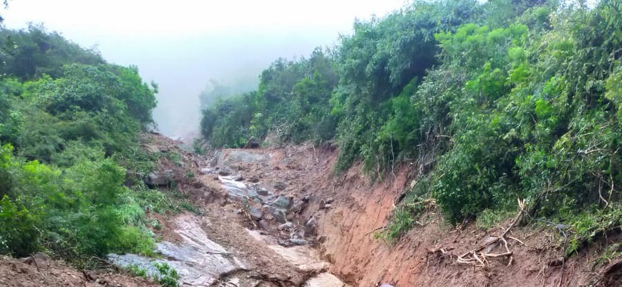 ನಂದಿಬೆಟ್ಟದ ಬ್ರಹ್ಮಗಿರಿಯಲ್ಲಿ ಭೂ ಕುಸಿತ – ಮೇಲ್ಭಾಗದಲ್ಲಿಯೇ ಸಿಲುಕಿಕೊಂಡ ಪ್ರವಾಸಿಗರು