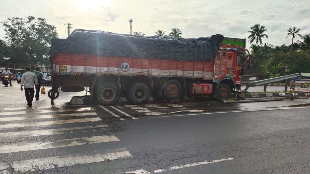 ಉಡುಪಿ: ಚಾಲಕನ ನಿಯಂತ್ರಣ ತಪ್ಪಿ ಡಿವೈಡರ್ ಮೇಲೇರಿದ ಲಾರಿ