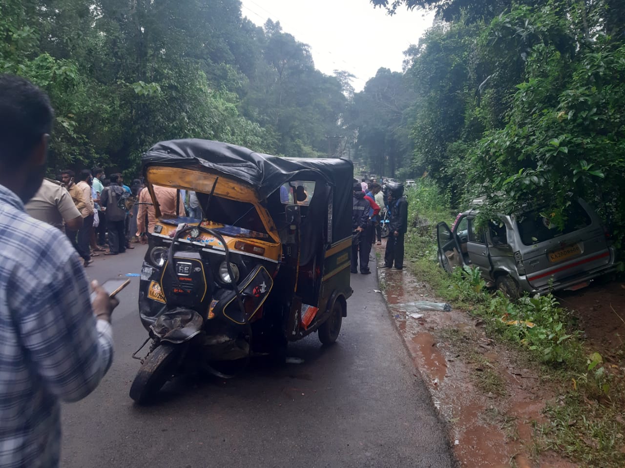 ರಿಕ್ಷಾ- ಕಾರು ಮುಖಾಮುಖಿ ಡಿಕ್ಕಿ: ರಿಕ್ಷಾ ಚಾಲಕ ಸ್ಪಾಟ್ ಔಟ್