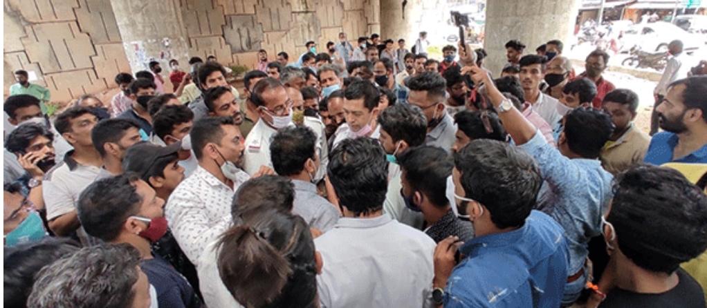 ಉಳ್ಳಾಲ| ಕಾರಿನ ನಂಬರ್ ಪ್ಲೇಟ್ ನಲ್ಲಿ ಕೊರಗಜ್ಜನ ಭಾವಚಿತ್ರಕ್ಕೆ ಪೊಲೀಸರಿಂದ ಆಕ್ಷೇಪ| ಪೊಲೀಸರ ನಡೆಗೆ ಸಾರ್ವಜನಿಕರಿಂದ ತೀವ್ರ ಆಕ್ರೋಶ| ಸ್ಥಳದಲ್ಲಿ ಬಿಗುವಿನ ವಾತಾವರಣ