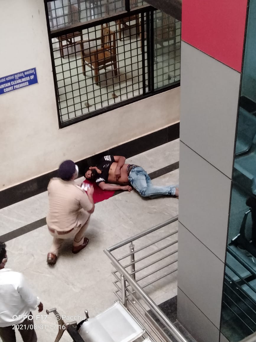 ಮಂಗಳೂರು: ಫೋಕ್ಸೋ ಪ್ರಕರಣದಲ್ಲಿ ಬಂಧಿತನಾಗಿದ್ದ ಆರೋಪಿ ನ್ಯಾಯಾಲಯ ಸಂಕೀರ್ಣದಿಂದ ಜಿಗಿದು ಆತ್ಮಹತ್ಯೆ