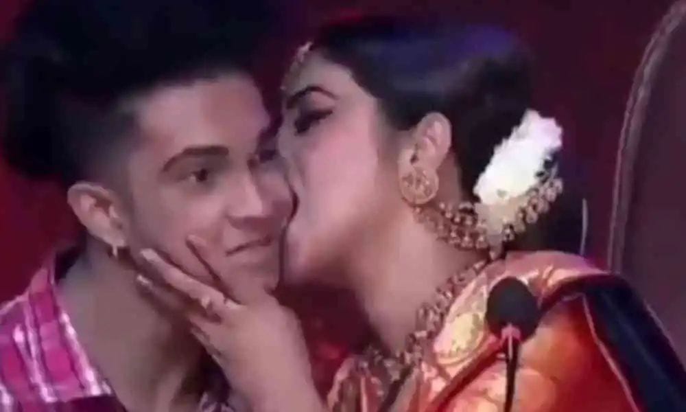 ಫರ್ಪಾರ್ಮೆನ್ಸ್ ನೋಡಿ ಸ್ಪರ್ಧಿಯ ಕೆನ್ನೆ ಕಚ್ಚಿದ  ನಟಿ| ವೇದಿಕೆಯ‌ ಮೇಲೆಯೇ‌ ನಡೆಯಿತು ಖುಲ್ಲಂಖುಲ್ಲಾ ಸನ್ನಿವೇಶ…!