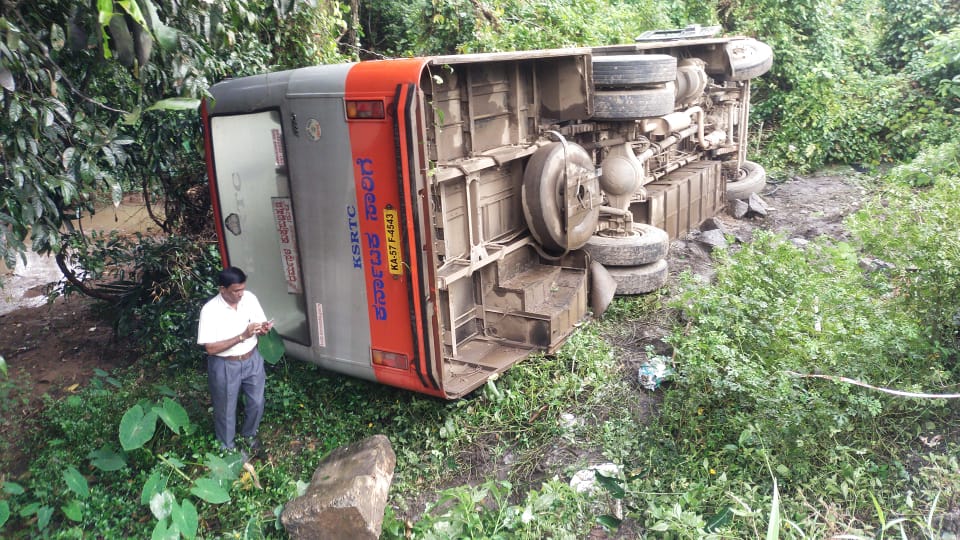 ಧರ್ಮಸ್ಥಳದಿಂದ ಸುಬ್ರಹ್ಮಣ್ಯಕ್ಕೆ ತೆರಳುತ್ತಿದ್ದ ರಾಜ್ಯ ಸಾರಿಗೆ ಬಸ್ ಪಲ್ಟಿ – ಹಲವರಿಗೆ ಗಾಯ