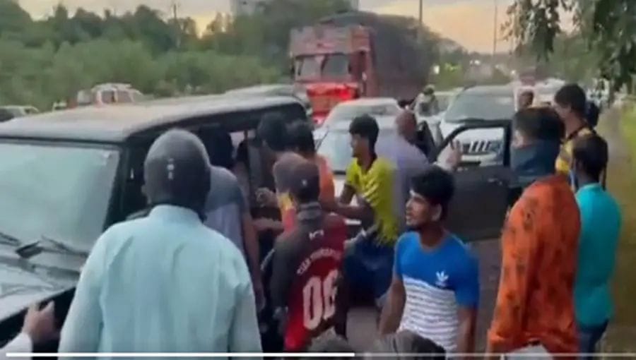 ಮಂಗಳೂರು: ಪೊಲೀಸರ ಎದುರೇ ನೈತಿಕ ಪೊಲೀಸ್ ಗಿರಿ| ಐವರು ಅಂದರ್