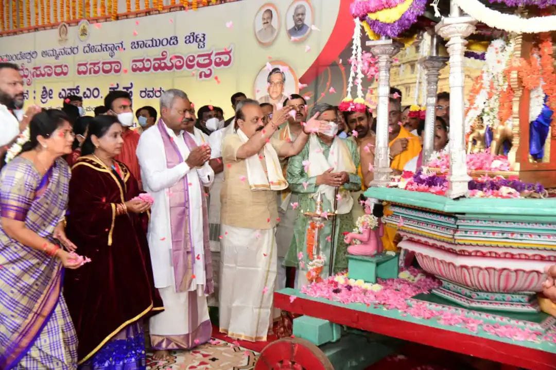 ವಿಶ್ವವಿಖ್ಯಾತ ದಸರೆಗೆ ವಿದ್ಯುಕ್ತ ಚಾಲನೆ| ನಾಡಹಬ್ಬ ಉದ್ಘಾಟಿಸಿದ ಎಸ್.ಎಂ ಕೃಷ್ಣ| ಇಂದಿನಿಂದ 9 ದಿನ ಸಾಂಸ್ಕೃತಿಕ ನಗರಿಯಲ್ಲಿ ನವರಾತ್ರಿ ಸಂಭ್ರಮ