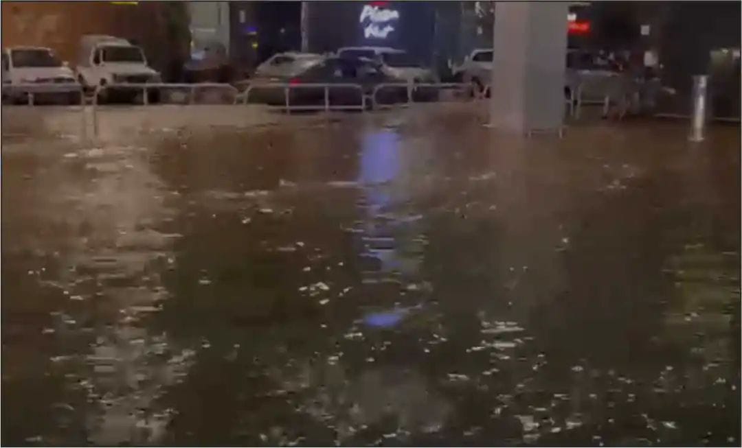 ಭಾರೀ ಮಳೆಗೆ ಬೆಂಗಳೂರಿನ ಹಲವೆಡೆ ಟ್ರಾಫಿಕ್ ಜ್ಯಾಂ| ಮುಳುಗಿದ ವಾಹನಗಳು