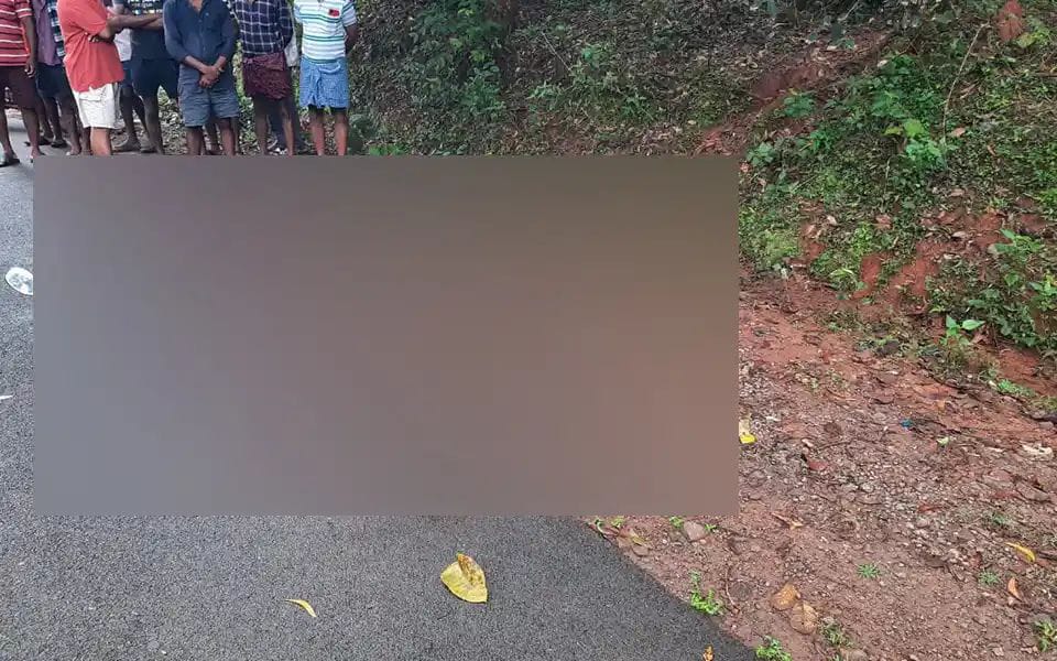 ರಸ್ತೆ ಮಧ್ಯೆ ಬೈಕ್ ನಿಲ್ಲಿಸಿ ಸೀಮೆಎಣ್ಣೆ ಸುರಿದುಕೊಂಡು ಆತ್ಮಹತ್ಯೆ ‌ಮಾಡಿಕೊಂಡ ಯುವಕ