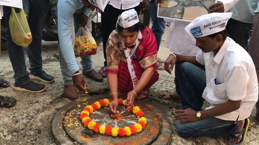 ಬೆಂಗಳೂರಿನ ಗುಂಡಿಗಳಿಗೆ ಪೂಜೆ ನೆರವೇರಿಸಿ ಎಎಪಿ ಪ್ರತಿಭಟನೆ| ರಸ್ತೆ ಅಭಿವೃದ್ಧಿ ಕುರಿತು ಶ್ವೇತಪತ್ರ ಹೊರಡಿಸಲು ಆಗ್ರಹ