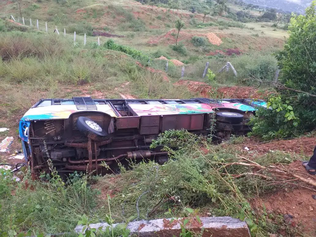 ಕಂದಕಕ್ಕೆ ಉರುಳಿದ ದಿಬ್ಬಣದ ಬಸ್ಸ್| 2 ಸಾವು, 27 ಮಂದಿಗೆ ಗಾಯ|