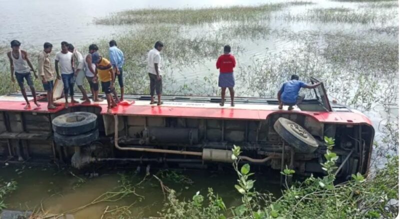 ಕೆರೆಗೆ ಉರುಳಿದ ರಾಜ್ಯ ಸಾರಿಗೆ ಬಸ್| ತಪ್ಪಿದ ಮಹಾದುರಂತ