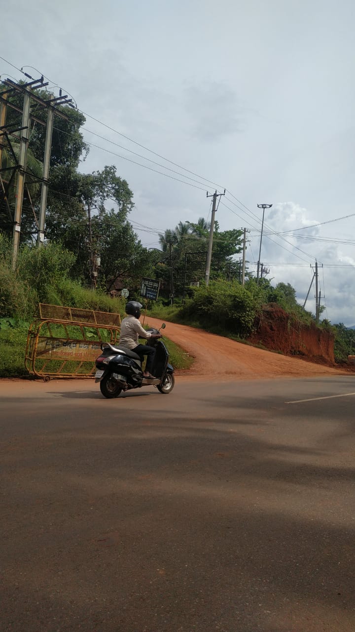 ಸುಳ್ಯ| ಶಾಂತಿನಗರ ತಿರುವಲ್ಲೊಂದು ಆಟಕ್ಕುಂಟು ಲೆಕ್ಕಕ್ಕಿಲ್ಲದ ಹೈಮಾಸ್ಟ್ ಲ್ಯಾಂಪ್|