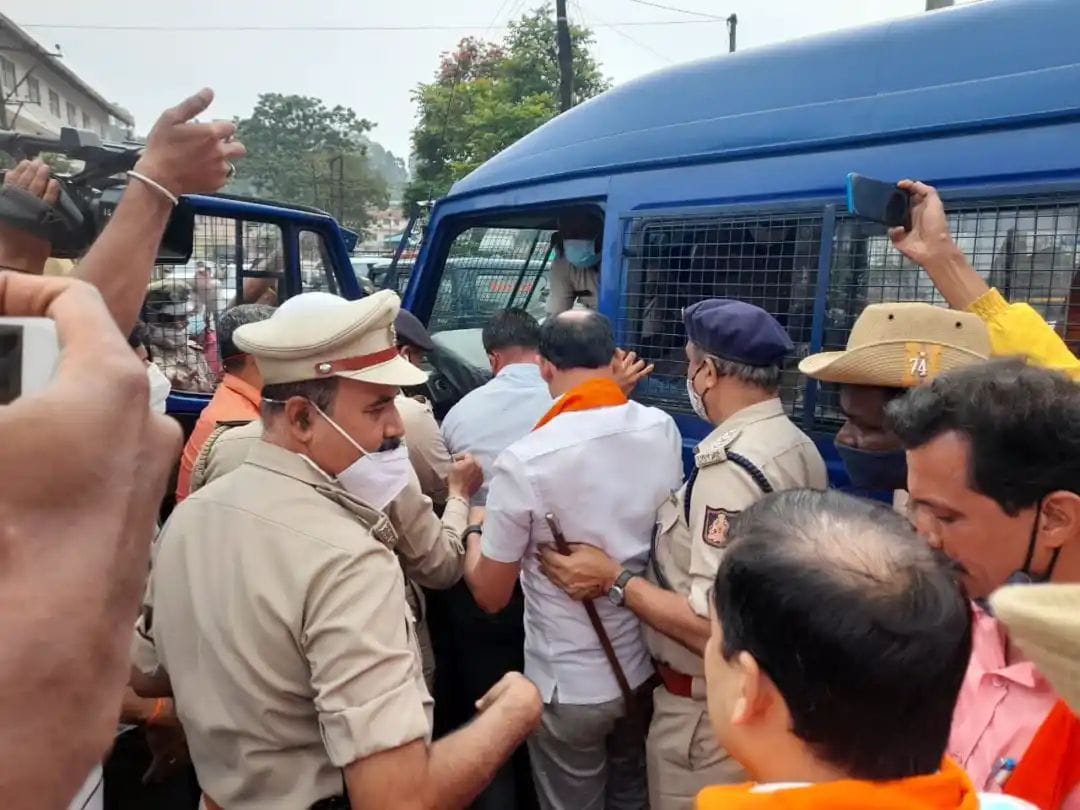 ನಿಷೇಧಾಜ್ಞೆ ಉಲ್ಲಂಘಿಸಿ ಮೆರವಣಿಗೆ ನಡೆಸಲು ಉದ್ದೇಶಿಸಿದ್ದ ವಿಎಚ್ ಪಿ| ಹಲವರನ್ನು ಬಂಧಿಸಿದ ಪೊಲೀಸರು|