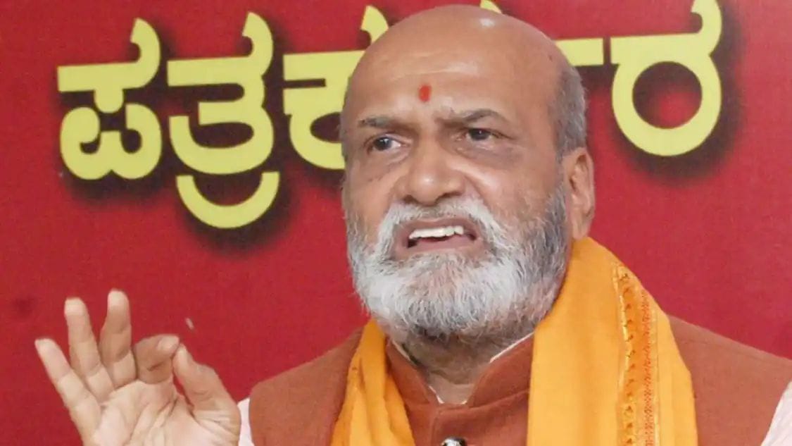 ರಾಜಕೀಯ ನಾಯಕರೇ ನಿಜವಾದ ಗೂಂಡಾಗಳು, ಭ್ರಷ್ಟರನ್ನು ಗುಂಡಿಟ್ಟು ಕೊಲ್ಲಬೇಕು – ಮುತಾಲಿಕ್ ಕಿಡಿ