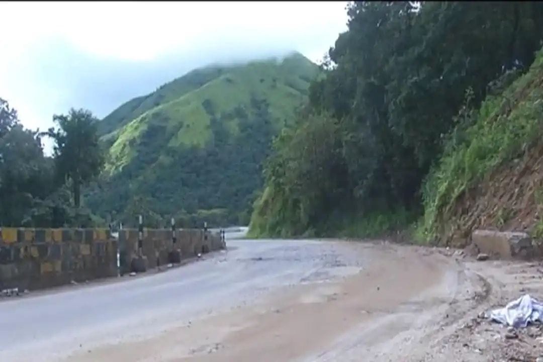 ಚಾರ್ಮಾಡಿ ಘಾಟ್ ನಲ್ಲಿ ಭಾರೀ ವಾಹನಗಳ ಸಂಚಾರಕ್ಕೆ ನಿರ್ಬಂಧ ವಿಧಿಸಿದ ದ.ಕ ಡಿಸಿ ಡಾ. ರಾಜೇಂದ್ರ ಕೆ.ವಿ