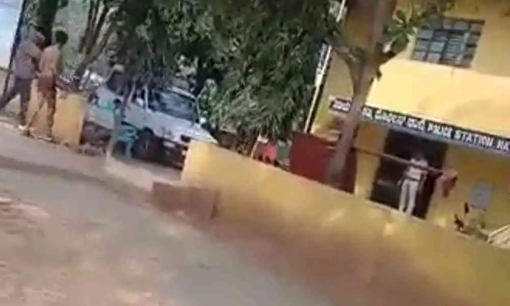 ಚಿತ್ರದುರ್ಗ: ಅರೆಬೆತ್ತಲೆಯಲ್ಲೇ ಆರೋಪಿಯ ಎಳೆತಂದ ಪೊಲೀಸರು| ಅಷ್ಟಕ್ಕೂ ಆತ ಏನ್ ತಪ್ಪು ಮಾಡಿದ್ದ ಗೊತ್ತಾ?