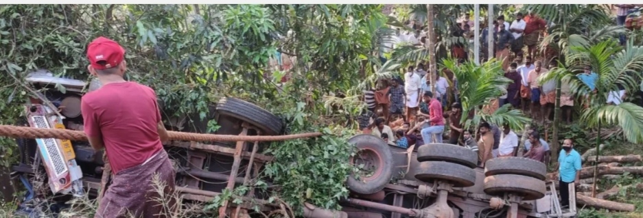 ಸುಳ್ಯ: ಪಾಣತ್ತೂರಿನಲ್ಲಿ ಟಿಂಬರ್ ಲಾರಿ ಪಲ್ಟಿ, 4 ಮಂದಿ ದುರ್ಮರಣ