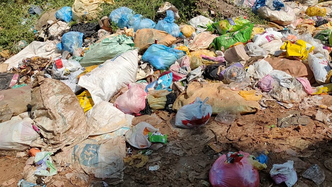 ಬಂಟ್ವಾಳ: ರಸ್ತೆ ಬದಿ ಕೊಳೆಯುತ್ತಿದೆ ರಾಶಿ ರಾಶಿ ತ್ಯಾಜ್ಯ| ದುರ್ಗಂಧ, ಗಬ್ಬು ವಾಸನೆಯ ತಾಣವಾಗ್ತಿದೆ ಈ ಊರು| ಇದಕ್ಕೆ ಯಾರು ಹೊಣೆ?