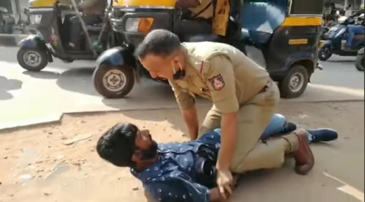 ಮಂಗಳೂರು: ಕಳ್ಳನನ್ನು ರಸ್ತೆಯಲ್ಲಿ ಅಟ್ಟಿಸಿಕೊಂಡು ಹೋಗಿ ಹಿಡಿದ ಪೊಲೀಸ್ ಕಾರ್ಯಕ್ಕೆ ಶ್ಲಾಘನೆ|ಪೊಲೀಸ್ ಆಡಿದ ಮಾತಿಗೆ ಜಾಲತಾಣಗಳಲ್ಲಿ ಪರ ವಿರೋಧ ಕಮೆಂಟ್|