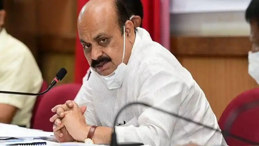 ಉದ್ಯಮಿಗಳು ಸೇರಿದಂತೆ ರಾಜ್ಯಾದ್ಯಂತ ವ್ಯಾಪಕ ಜನಾಕ್ರೋಶ| ತೂಗುಯ್ಯಾಲೆಯಲ್ಲಿ ವೀಕೆಂಡ್ ಕರ್ಪ್ಯೂ| ಮೀನಾಮೇಷ ಎಣಿಸ್ತಿದಾರಾ ಸಿಎಂ ಬೊಮ್ಮಾಯಿ