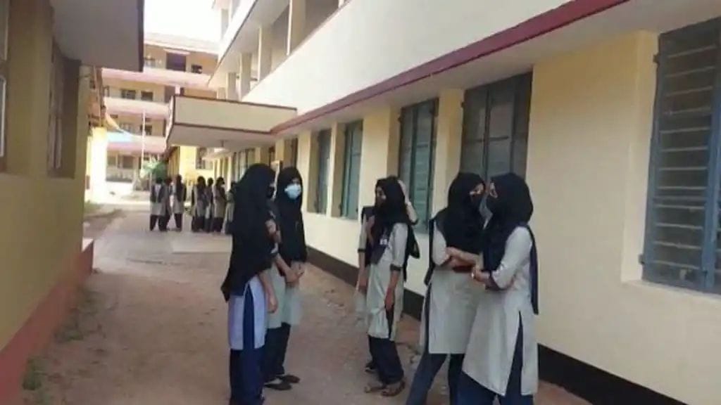 ಉಡುಪಿ : ಹಿಜಾಬ್ ಧರಿಸುವುದೂ ಧಾರ್ಮಿಕ ಹಕ್ಕಿನ ಭಾಗ|ಹೈಕೋರ್ಟ್ ಮೆಟ್ಟಿಲೇರಿದ ವಿದ್ಯಾರ್ಥಿನಿ