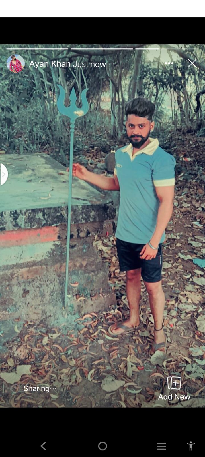 ಅನ್ಯಮತೀಯನಿಂದ ಚಪ್ಪಲಿ ಧರಿಸಿ ದೈವದ ತ್ರಿಶೂಲ ಹಿಡಿದ ಸ್ಟೇಟಸ್| ಆರೋಪಿ ಕ್ಷೌರಿಕ ಕೊಣಾಜೆ ಪೊಲೀಸರ ವಶಕ್ಕೆ| ನಕಲಿ ಹಿಂದೂ ಕಾರ್ಯಕರ್ತನಿಂದ ಹಣಕ್ಕಾಗಿ ಬ್ಲಾಕ್ ಮೇಲ್.