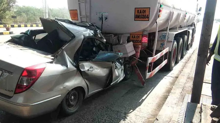 ಚಿತ್ರದುರ್ಗ: ನಿಂತಿದ್ದ ಲಾರಿಗೆ ಹಿಂದಿನಿಂದ ಢಿಕ್ಕಿ ಹೊಡೆದ ಕಾರು| ಮೂವರು ಸ್ಥಳದಲ್ಲೇ ಸ್ಪಾಟ್ ಔಟ್