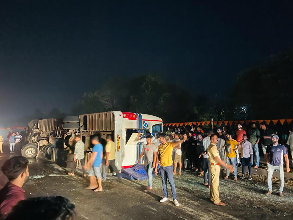 ಮಂಗಳೂರಿನಿಂದ ಬೆಂಗಳೂರಿಗೆ ಸಂಚರಿಸುತ್ತಿದ್ದ ಖಾಸಗಿ ಬಸ್ ಪಲ್ಟಿ