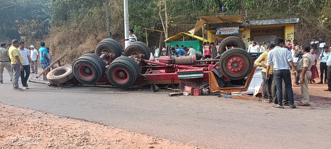 ಸುಳ್ಯ : ರಬ್ಬರ್ ಸಾಗಾಟದ ಲಾರಿ ಪಲ್ಟಿ