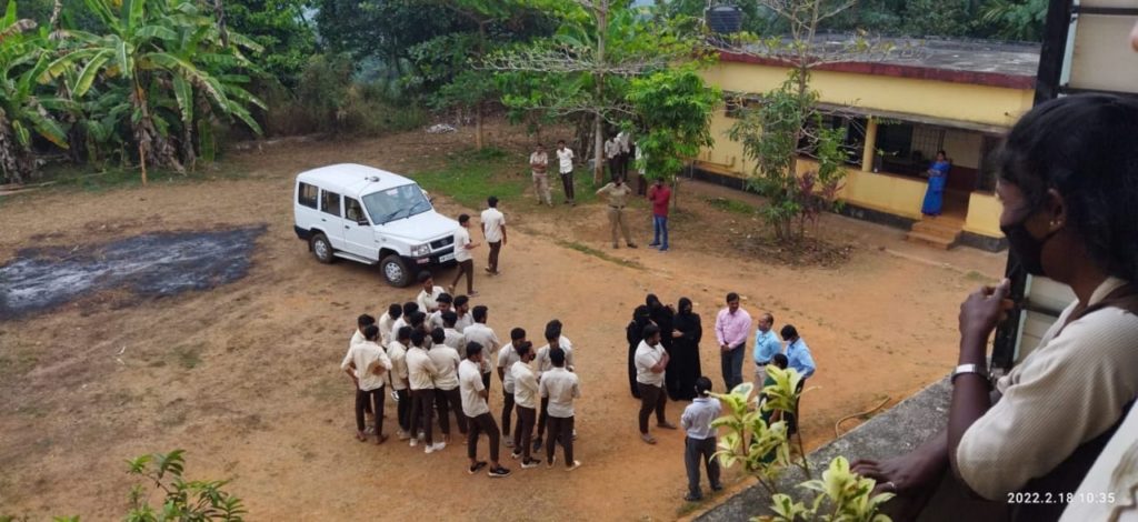 ಪುತ್ತೂರು : ಹಿಜಾಬ್ ಸಂಘರ್ಷ ,ತರಗತಿ ಬಹಿಷ್ಕರಿಸಿ ಹೊರನಡೆದ ವಿದ್ಯಾರ್ಥಿಗಳು – ಕಾಲೇಜ್ ಗೆ ಎರಡು ದಿನ ರಜೆ