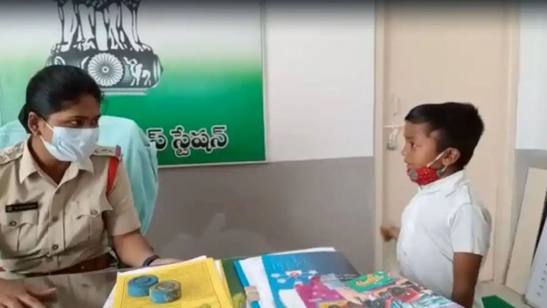 ಶಿಕ್ಷಕರು ಹೊಡೆಯುತ್ತಾರೆಂದು ಪೊಲೀಸ್ ಗೆ ದೂರು ಕೊಟ್ಟ ಎರಡನೇ ಕ್ಲಾಸ್ ವಿದ್ಯಾರ್ಥಿ