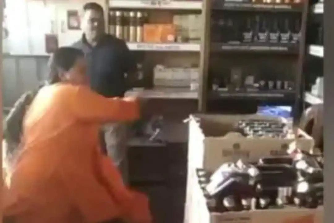 ಬೆಂಬಲಿಗರೊಂದಿಗೆ ಮದ್ಯದಂಗಡಿಗೆ ನುಗ್ಗಿ ಕಲ್ಲೆಸೆದ ಮಾಜಿ ಸಿಎಂ ಉಮಾಭಾರತಿ