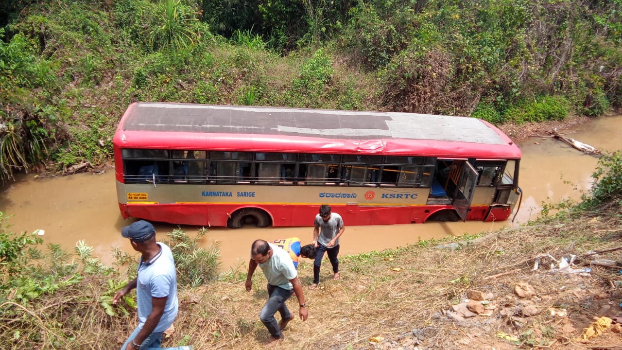 ಸುಳ್ಯ: ಸಂಪಾಜೆ ಬಳಿ ಹೊಳೆಗೆ ಉರುಳಿದ ಸರ್ಕಾರಿ ಬಸ್ – ನಾಲ್ವರು ಗಂಭೀರ; ಹಲವರು ಜಖಂ
